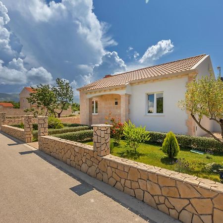 Apartment Holiday Home Doma, Cilipi Near Dubrovnik Стая снимка