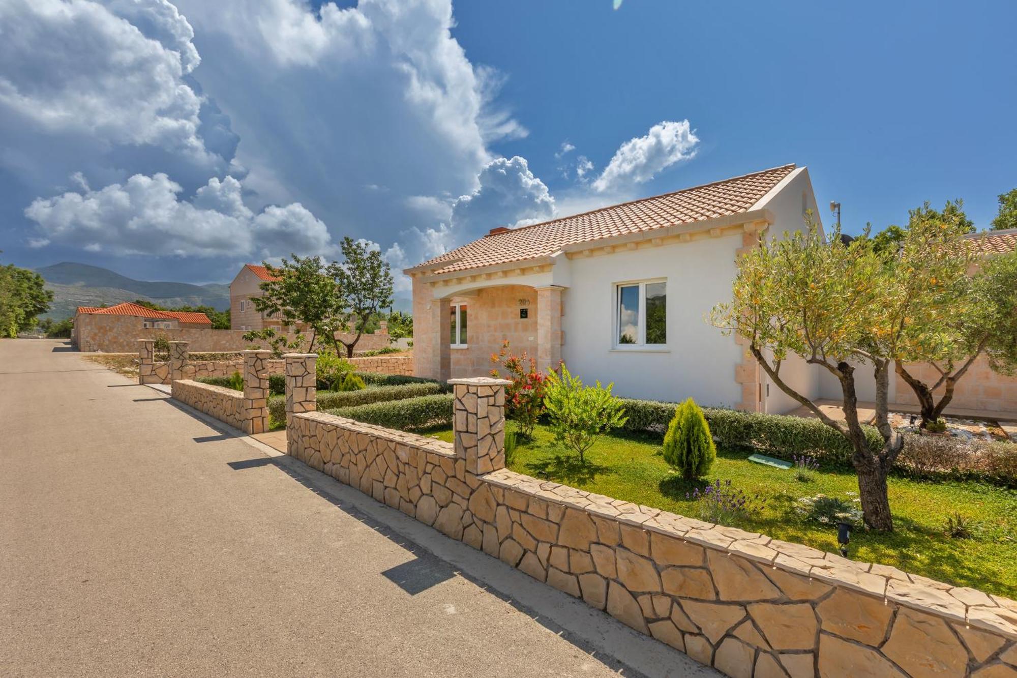 Apartment Holiday Home Doma, Cilipi Near Dubrovnik Стая снимка